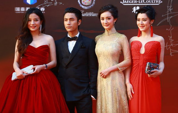 6��16������15���Ϻ���Ӱ�ڿ�Ļ������Ƥ2�����ݳ���Я��ޱ���ݳ�͢�����ࡣ