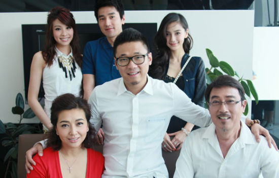 ���ݺ���Я����Angelababy������͢������������ɺ��Ԭӽ���������ˣ�����ӰƬ��̨ǰĻ��