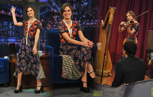 ����-��������ǰ���ࡶ���������㡷��������һϮ��ɫ��ȹ���࣬����̨�ϴ���С���٣���Ŷ��ա�