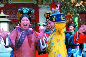 　　方青卓演的容嬷嬷(左)就是忠于皇后的小人物，虽可恨但也可爱。