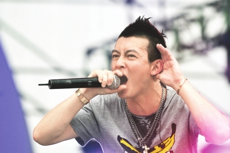 陈冠希大爱音乐节献歌:成都妹妹最美