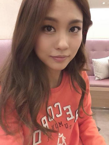 miss a成员王霏霏晒自拍照 五官精致获赞