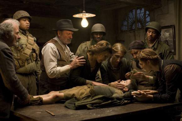 资料图片:影片《圣安娜奇迹》剧照(28)