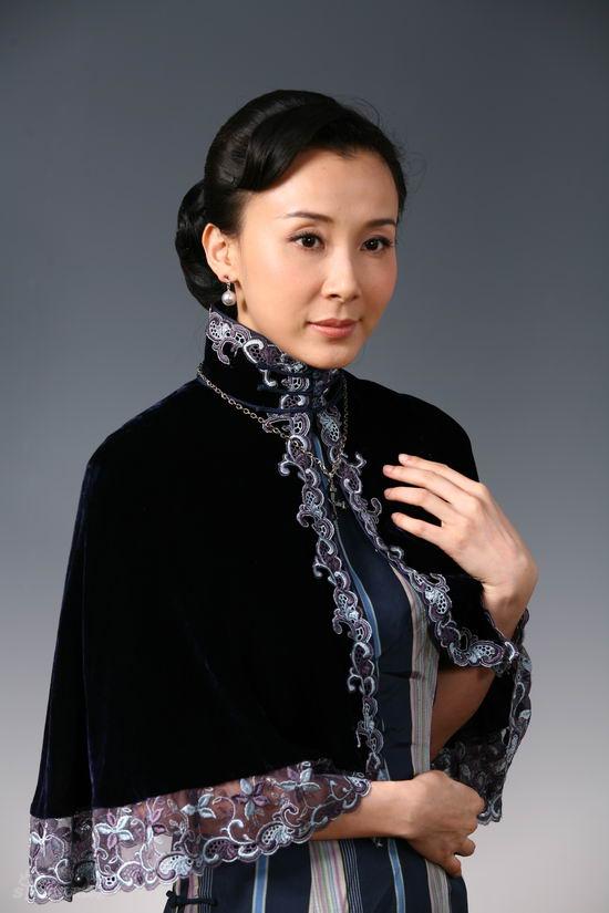 有点像黄梅莹,又有点像李媛媛,oh my god～～那个知性丫