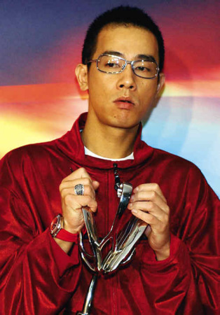 <em>陈小春</em>将举办八场内地大型巡演 <em>经典</em>老歌唱不