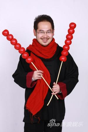 王伟唐装亮相拜大年贺岁版喜剧《手机》定妆照