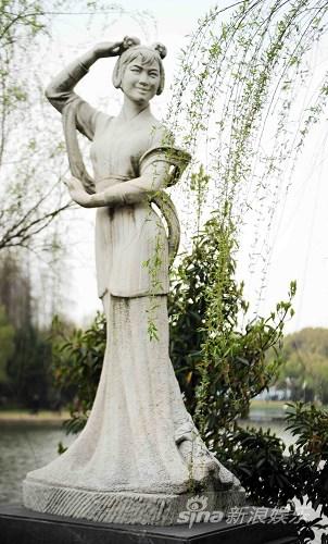 大型黄梅戏《严凤英》-严凤英墓前的七仙女雕