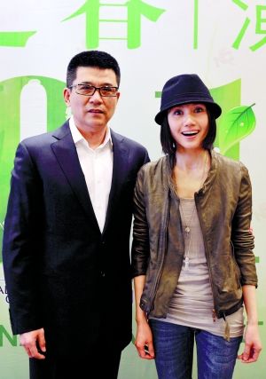 孙淳（左）和袁泉一起搭档代言国家话剧院演出季。本报记者 郭延冰 摄