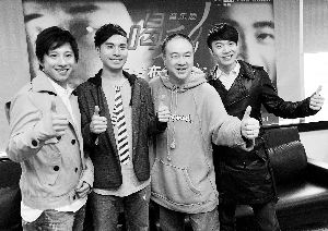 左起：郑家俊、谭伟权、导演高志森、陈健豪等到广州宣传。信息时报记者 朱元斌 摄