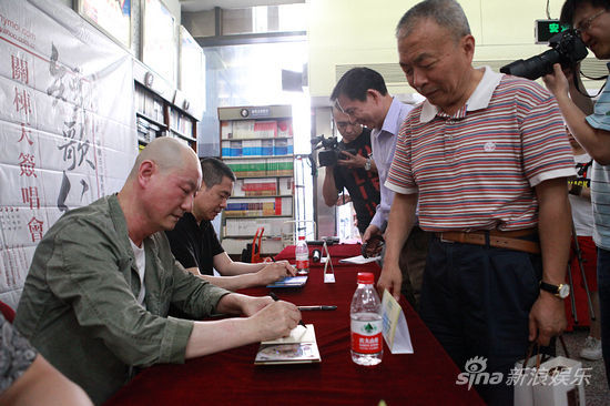 关栋天《短歌行》签售 将与金星演话剧(图)