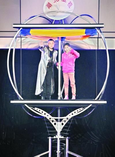 魔术师李宁带着小女孩重返黄鹤楼 记者刘洪洋摄