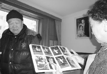家住中山区景山街的78岁的孔祥鹏老人是大连杂技团最早的演员