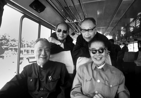 陈鲤庭（后左）与陈白尘（前左）、于伶（前右）等。