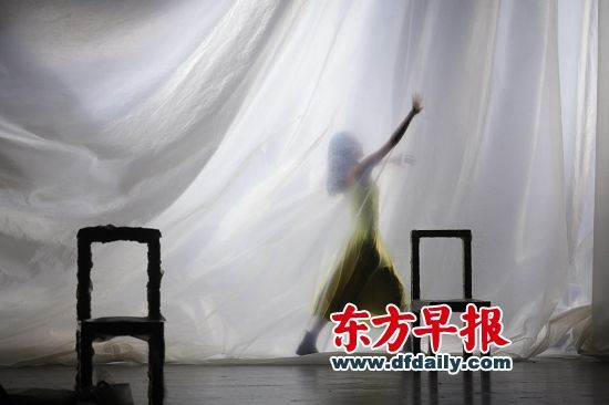 先锋剧院昨天以孟氏名作《恋爱的犀牛》揭开大幕。早报记者 高剑平 图