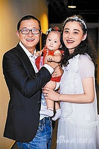梅婷与现任老公、摄影师曾剑和女儿。