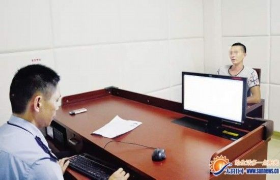 下庙村脱衣舞晚会组织者许某接受审讯。