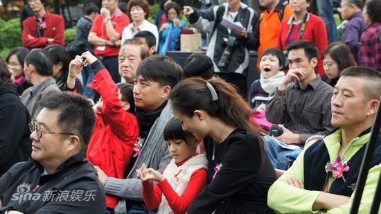 图文：《四世同堂》抵台-黄磊朱媛媛照顾小演员
