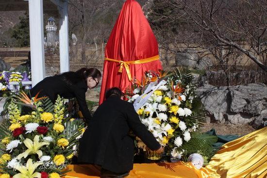 图文:<em>侯耀文</em>安葬仪式--<em>侯耀文女儿侯瓒</em>摆花_影