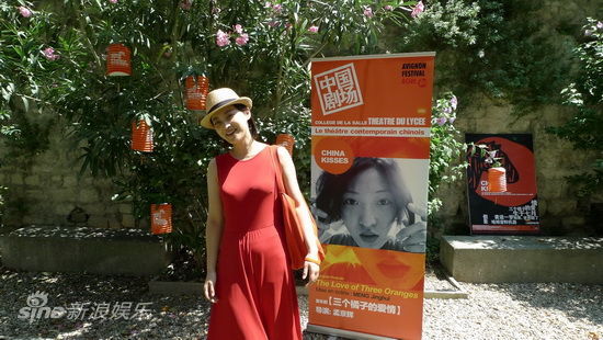 梅婷身着中国红长裙