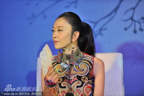 图文:杨丽萍近照-漂亮民族服装