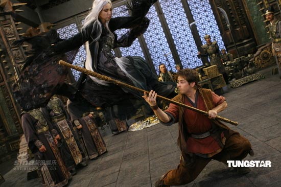 李冰冰演白发魔女敬业 练武刮伤手臂背部【图】