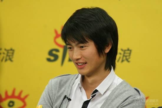 图文：蔡尚君等人做客新浪聊天吕玉来低头含笑