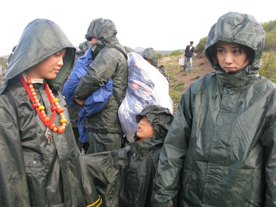 刘芸四川拍摄《重归杜鹃》 雨戏狂淋3小时【图】