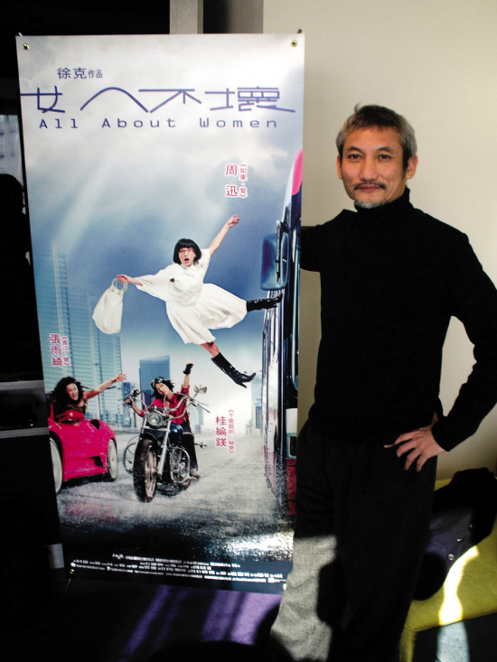 《女人不坏》海报前     电影《女人不坏》剧组昨天亮相香港,导演徐克