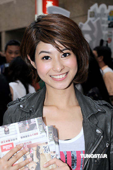 《关人7事》主创香港宣传 赵硕之不怕走光(图