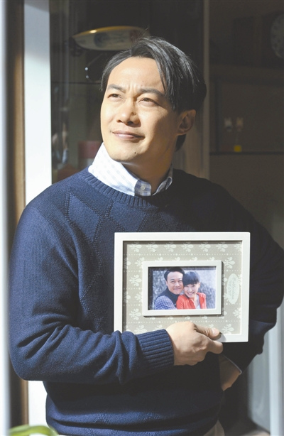 陈奕迅《隐婚男女》中沦为家庭煮夫(图)