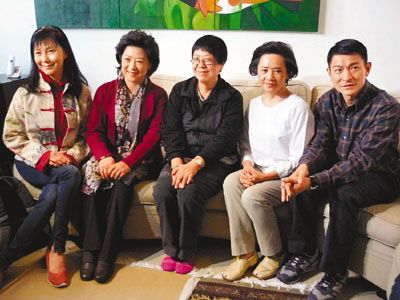 《桃姐》赶拍中，余文诗（左起）、王馥荔、许鞍华、叶德娴、刘德华仍抽空见记者