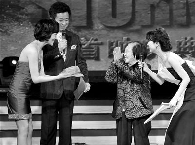 西路军女战士王定国（右二）向主演国歌（左一）赠送军帽