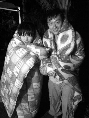 曹曦文在片场裹被取暖