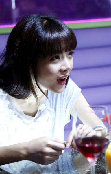 青春美女邓家佳对《夜店诡谈》意犹未尽