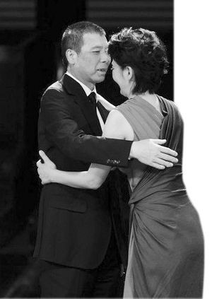 冯小刚抢戏获华语电影杰出贡献奖成焦点