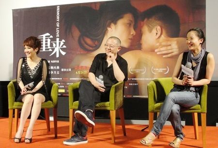 左起颜丙燕，导演王超，主持人