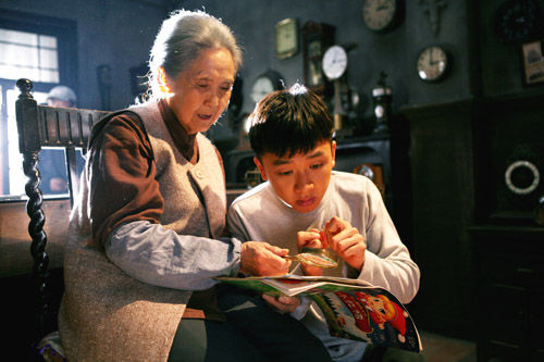 邹俊百(右)与奶奶鲁园