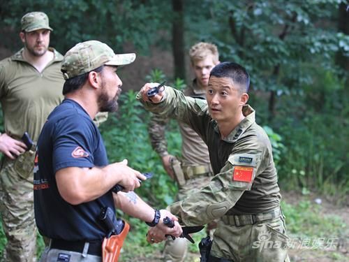 《战狼》吴京亮白刃 与外籍演员近身搏斗
