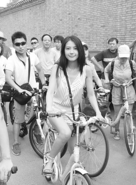 由导演王小帅发起,高圆圆等一起参与的骑行活动"一起骑十七岁的单车"