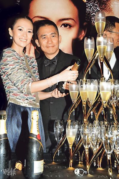 梁朝伟也有出席《一代宗师》庆功宴，与章子怡开香槟庆祝。