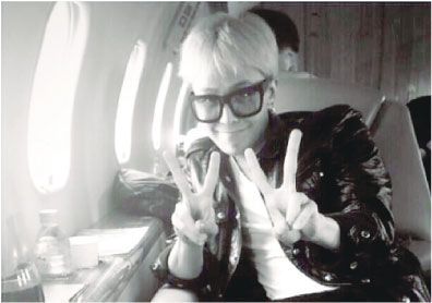 G-Dragon乘坐成龙的私人飞机拍照留念。