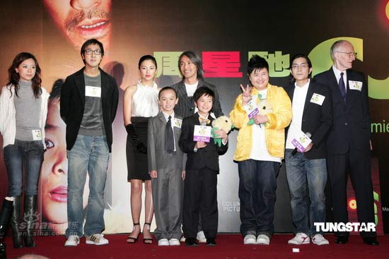 《长江七号》香港首映 周星驰携女儿亮相【图】