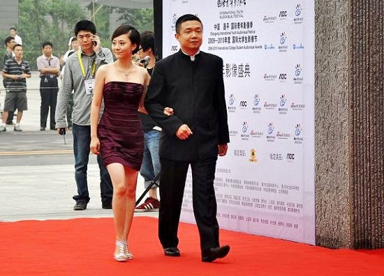 刘园园亮相大学生影像节 与老友相见欢(组图)