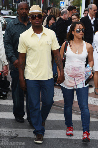 歌手Ne-Yo和女伴现身戛纳 街头漫步如度假(图