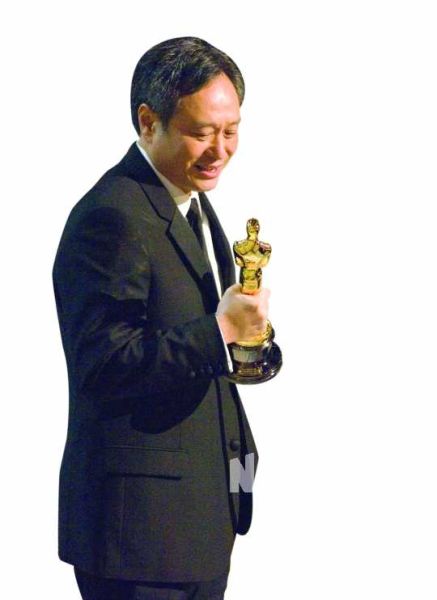 2006凭《断背山》首夺奥斯卡最佳导演奖。当时李安也用中文向大家致谢。