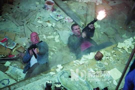 《虎胆5》布鲁斯火拼黑帮塑伟岸父亲形象|《虎