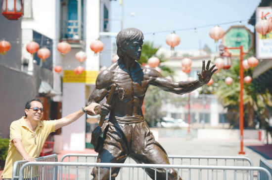 李小龙持双截棍铜像亮相洛杉矶(图)|洛杉矶|李小龙|双截棍