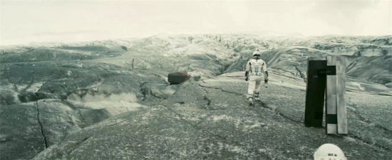 《星际穿越》跟随马修·麦康纳登上目标星球的神秘机器装置