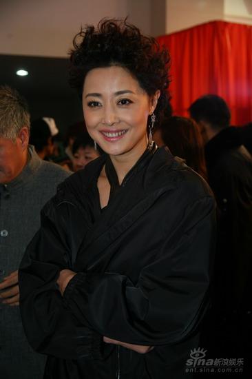 图文：《集结号》首映酒会刘蓓抱胸笑容灿烂