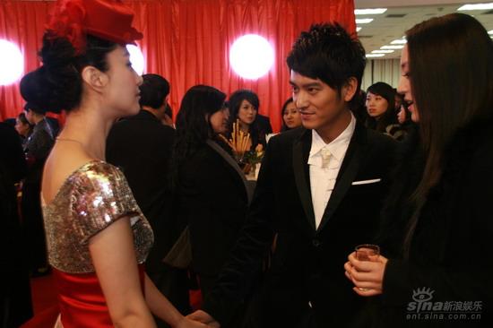 图文：《集结号》首映袁文康窥视范冰冰红小帽